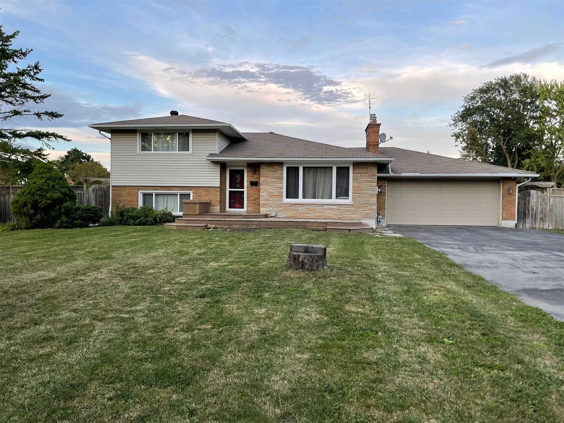 16 Woodmount Dr, For Sale in St. Catharines Zoocasa