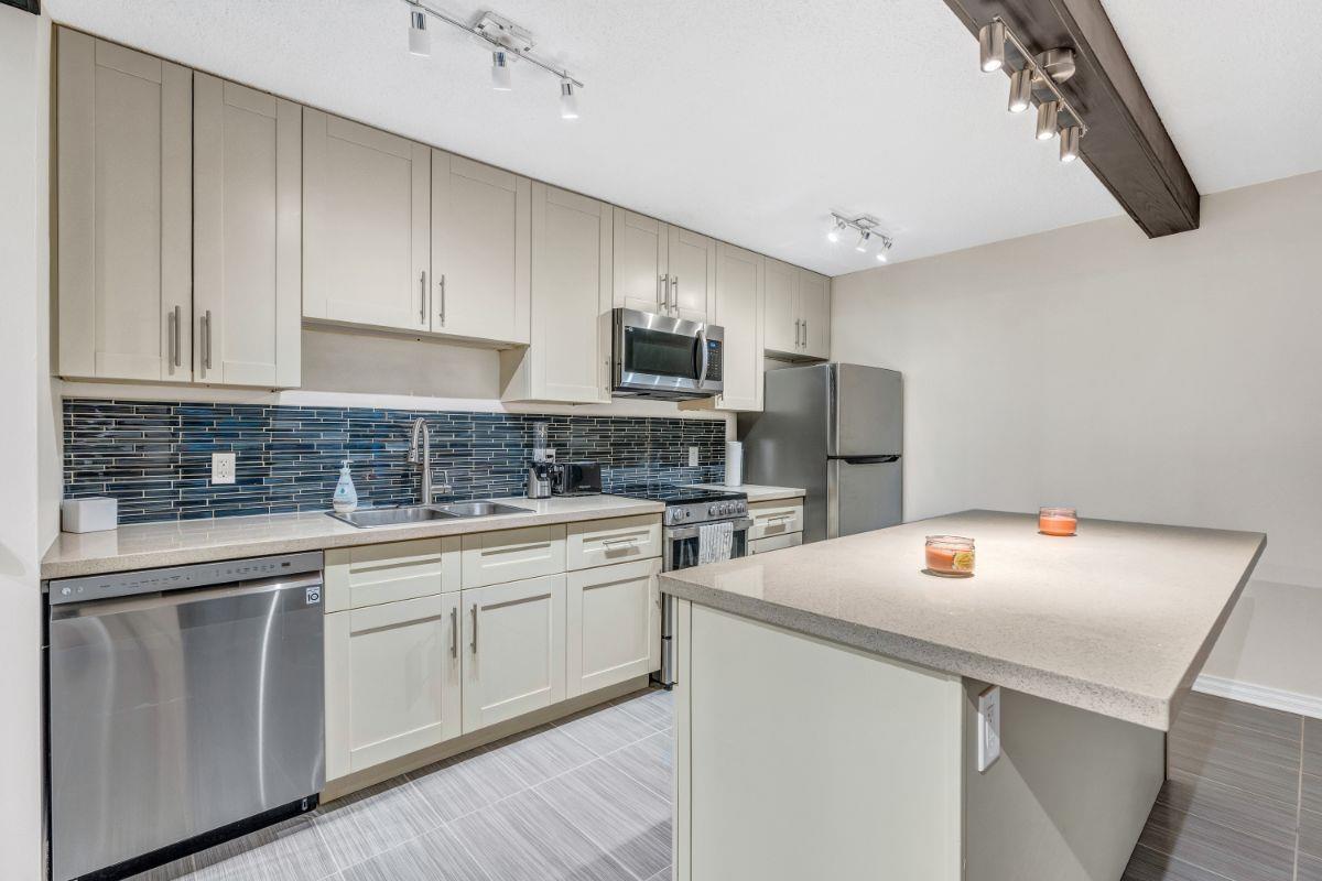 218 2012 Fullerton Avenue, For Sale in West Vancouver Zoocasa